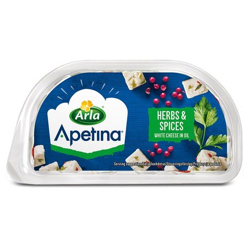 Opakowanie Arla Apetina, biały ser w oleju z ziołami i przyprawami. Niebieska etykieta z grafiką sera, czerwonych jagód i ziół.