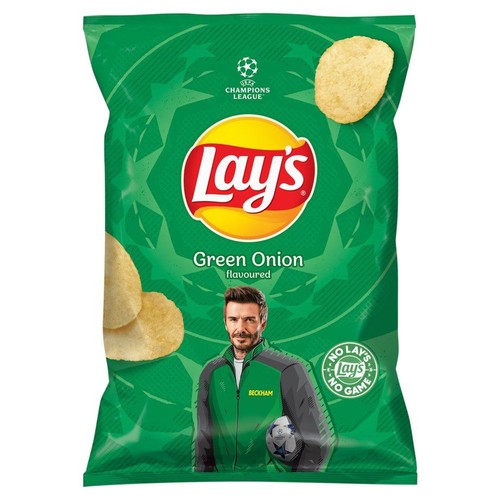 Opakowanie chipsów Lay's Green Onion, utrzymane w zielonej kolorystyce. Na froncie widoczne jest logo Lay's, smak zielonej cebulki oraz logo Ligi Mistrzów UEFA. Poniżej znajduje się grafika Davida Beckhama z piłką.