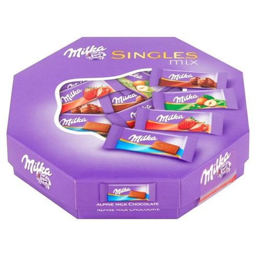 Fioletowe, ośmiokątne pudełko Milka Singles Mix z okienkiem, ukazujące pojedyncze batoniki czekoladowe o różnych smakach.