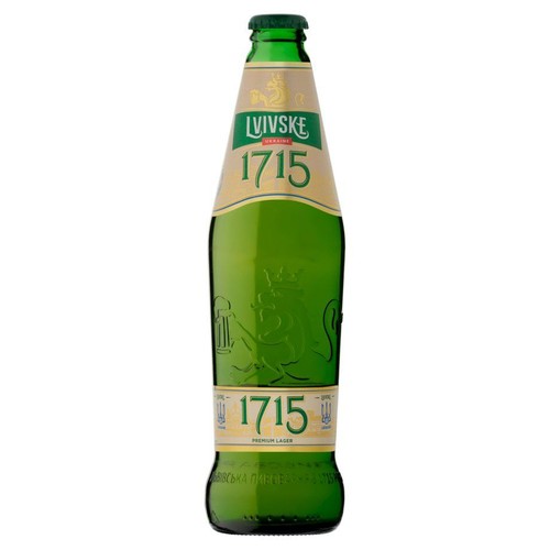 Zielona szklana butelka piwa Lvivske 1715 Premium Lager z Ukrainy. Posiada złotą etykietę z zielonym napisem "Lvivske" i rokiem "1715". Na butelce widnieje również wytłoczony herb oraz napis "Premium Lager".