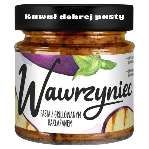 Słoik pasty Wawrzyniec, smak grillowany bakłażan. Etykieta z grafiką fioletowego bakłażana i jego grillowanych plastrów. Na czarnej nakrętce napis "Kawał dobrej pasty". Pasta jest w 100% roślinna i stanowi źródło błonnika pokarmowego.