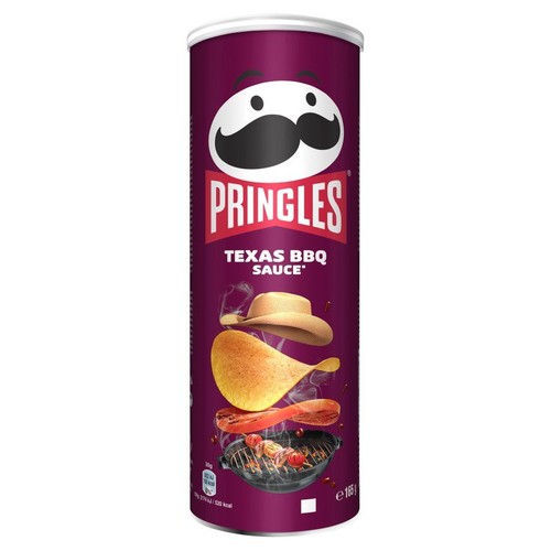 Pringles Teksański sos BBQ w fioletowej tubie. Na etykiecie grafika czipsa, kapelusza, plastra pomidora i grilla z szaszłykami. 165g.
