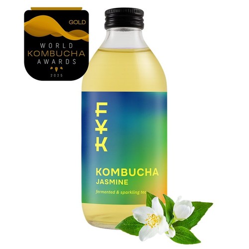 Produkt FKK Kombucha Jasmine, fermentowana i musująca herbata, w przezroczystej szklanej butelce. Etykieta z pionowym napisem "FKK" i poziomym "Kombucha Jasmine". Na górze etykiety złota odznaka World Kombucha Awards 2025.