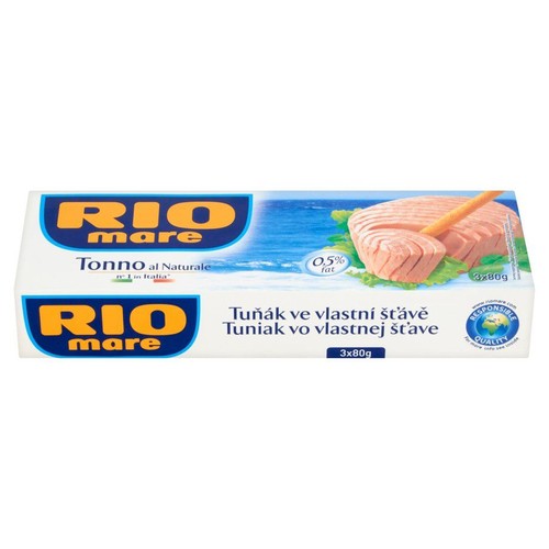 Produkt RIO mare: tuńczyk w sosie własnym, sprzedawany w zestawie 3 opakowań po 80g. Opakowanie przedstawia grafikę tuńczyka z widocznym napisem "0,5% tłuszczu" oraz logo "Responsible Quality".