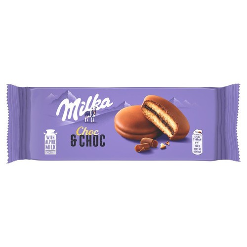 Fioletowe opakowanie Milka Choc & Choc z grafiką dwóch czekoladowych ciastek, jednego przekrojonego, z czekoladowym nadzieniem.