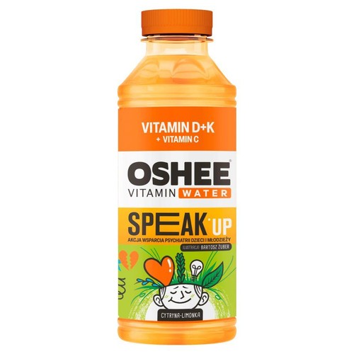 Butelka OSHEE Vitamin Water Speak Up o smaku cytrynowo-limonkowym. Napój wzbogacony witaminami D+K i C. Etykieta informuje o akcji wsparcia psychiatrii dzieci i młodzieży, z ilustracjami Bartosza Zubera.