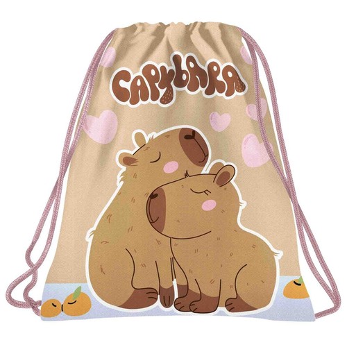 Beżowy worek-plecak z różowymi sznurkami. Na nim grafika dwóch przytulających się kapibar z różowymi policzkami i napis "CAPYBARA".