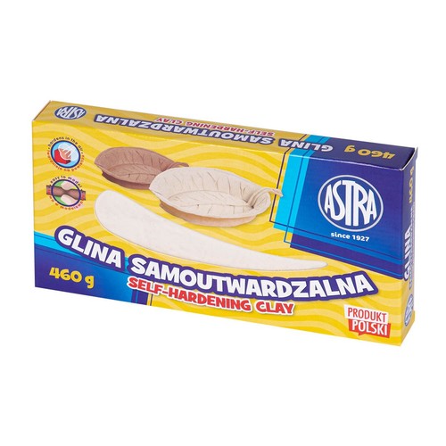 Opakowanie gliny samoutwardzalnej ASTRA o wadze 460g. Żółto-niebieskie pudełko z grafiką uformowanych z gliny liściastych miseczek oraz paska białej gliny. Produkt twardnieje na powietrzu i jest łatwy w modelowaniu.