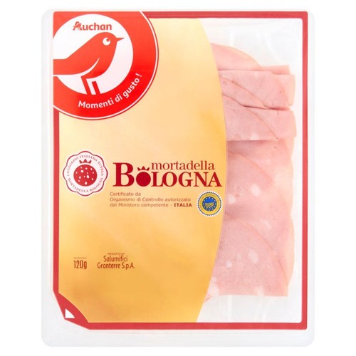 Plastry mortadeli Bologna 120g w plastikowym opakowaniu. Produkt certyfikowany przez włoskie Ministerstwo, z logo Consorzio Italiano Tutela Mortadella Bologna. Na etykiecie widnieje logo Auchan i hasło 'Momenty smaku'.