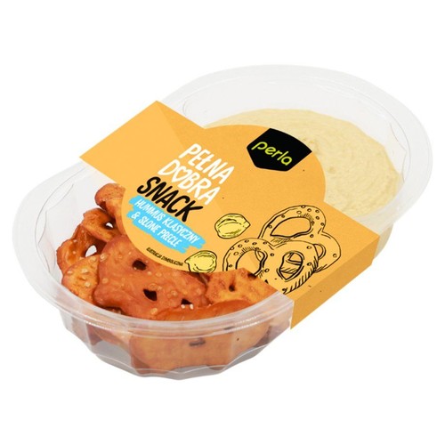 Przezroczyste, dwukomorowe opakowanie z przekąską Perla. W jednej części kremowy hummus klasyczny, w drugiej małe, słone precle. Pomarańczowa etykieta z logo Perla i napisem "Pełna Dobra Przekąska", ilustracje ciecierzycy i precli.