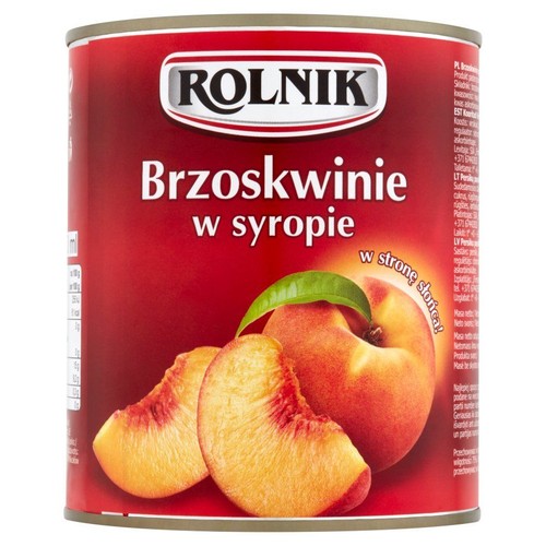 Czerwona puszka ROLNIK Brzoskwinie w syropie. Na etykiecie grafika całych i pokrojonych brzoskwiń z liściem.