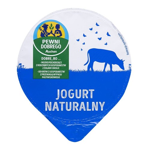 Wieczko jogurtu naturalnego Auchan Pewni Dobrego. Na niebieskim tle grafika krowy na pastwisku i logo z rolnikami.