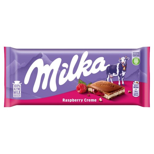 Czekolada Milka z kremem malinowym w fioletowo-różowym opakowaniu. Etykieta przedstawia logo Milka, krowę, góry, a także kawałek czekolady z widocznym nadzieniem malinowym i kremem. Opakowanie podkreśla użycie 100% mleka alpejskiego.