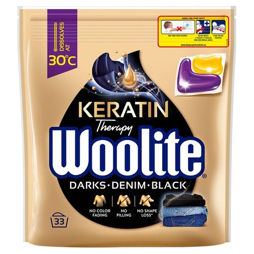 Opakowanie Woolite Keratin Therapy Darks Denim Black. 33 kapsułki piorące chroniące przed blaknięciem i mechaceniem.