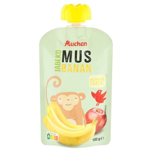 Zielona saszetka z żółtą zakrętką, zawierająca mus owocowy Auchan Jabłko Banan, 100 g. Na opakowaniu grafika uśmiechniętej małpki, kiści bananów, czerwonego jabłka oraz czerwonego ptaszka. Produkt bez dodatku cukru.