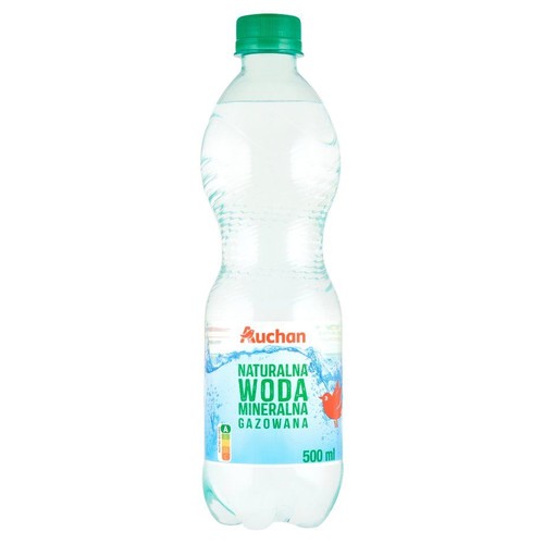 Auchan Naturalna Woda Mineralna Gazowana, 500 ml, w przezroczystej butelce z zieloną zakrętką.