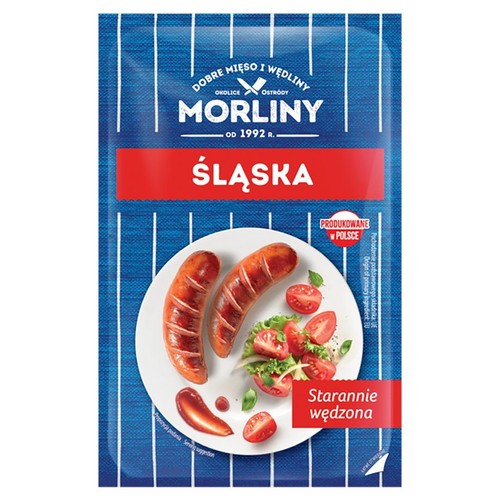 Morliny Śląska, wędzona kiełbasa w opakowaniu. Na grafice dwie grillowane kiełbaski z pomidorami i sałatą. Dobre mięso i wędliny.