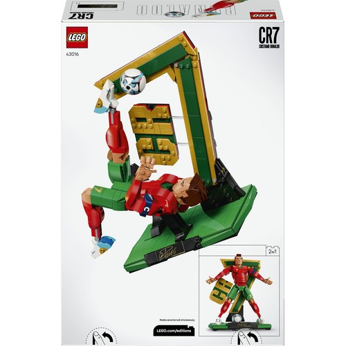Pudełko z zestawem LEGO CR7 Cristiano Ronaldo. Główny model przedstawia piłkarza w czerwono-zielonym stroju, wykonującego przewrotkę, z piłką i numerem 7. W prawym dolnym rogu alternatywna figurka stojąca, z rozłożonymi rękami.