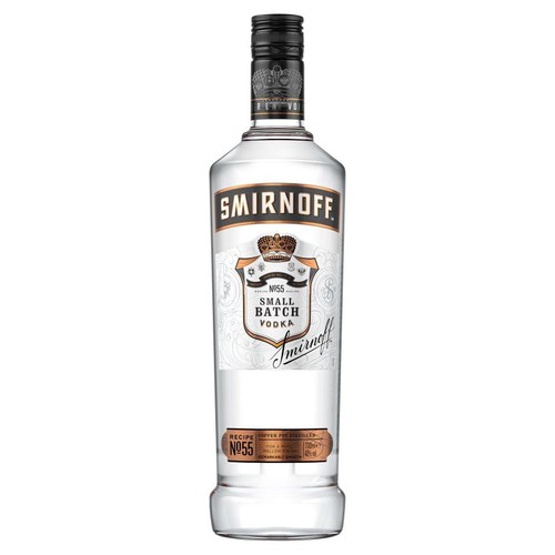 Butelka wódki Smirnoff No. 55 Small Batch, 700 ml, 40% objętości alkoholu. Posiada czarną zakrętkę i biało-złotą etykietę z motywem korony i numerem 55. Na etykiecie znajduje się również informacja, że wódka jest destylowana w miedzianym kotle.