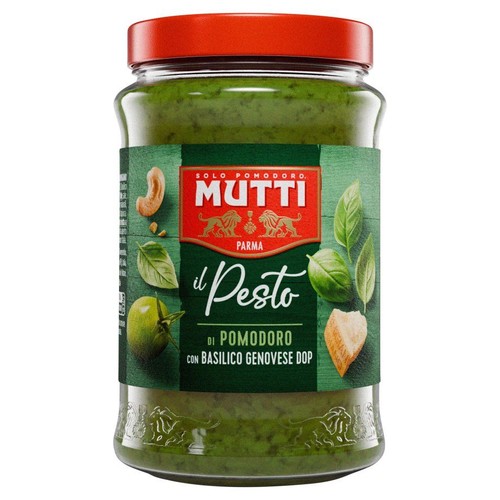 Słoik zielonego pesto Mutti z czerwoną zakrętką. Na etykiecie grafiki bazylii, orzecha nerkowca, zielonego pomidora i sera.