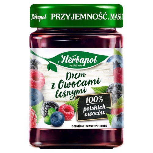 Dżem Herbapol z owocami leśnymi w przezroczystym szklanym słoiku. Etykieta przedstawia ilustracje malin, borówek i jeżyn. Informacja o 100% polskich owocach i obniżonej zawartości cukru jest widoczna.