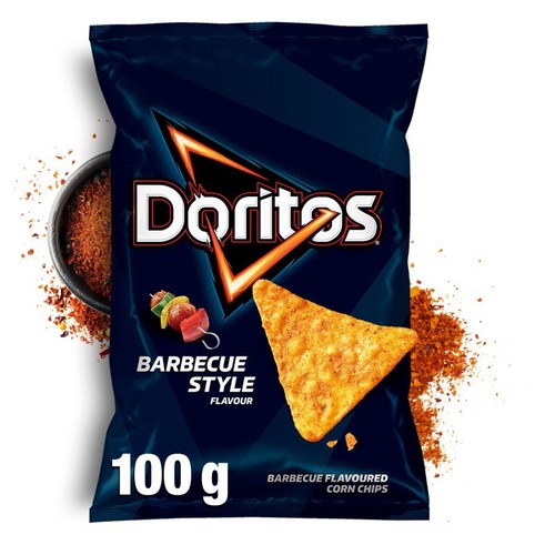 Paczka Doritos 100g, chrupki kukurydziane o smaku barbecue. Na opakowaniu grafika szaszłyka i jeden chrupek.