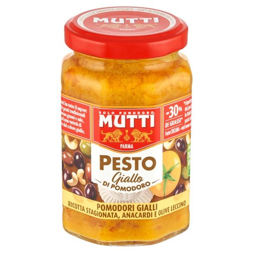 Słoik pesto Mutti z żółtych pomidorów o wadze 180g. Na etykiecie widnieje nazwa "Pesto Giallo di Pomodoro" oraz grafiki żółtych pomidorów, orzechów nerkowca i oliwek Leccino. Pesto zawiera ricottę i ma o 30% mniej tłuszczu.