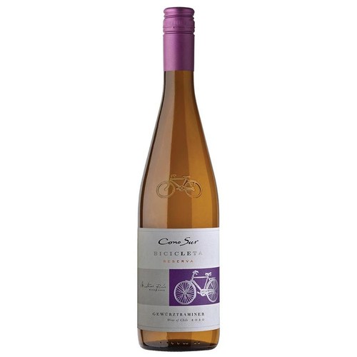 Wino Cono Sur Bicicleta Reserva Gewürztraminer 2020 w szklanej butelce z brązowego szkła. Butelka ma fioletową zakrętkę. Na etykiecie widnieje nazwa produktu, rok 2020 oraz fioletowa grafika roweru. Wytłoczony rower na szkle.
