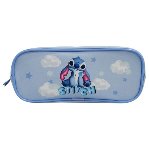 Piórnik w kolorze błękitnym z postacią Stitcha i napisem "STITCH". W tle chmury i gwiazdki.