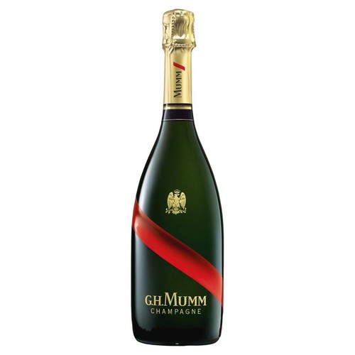 Elegancka butelka szampana G.H. Mumm o ciemnozielonym szkle. Szyjka butelki jest pokryta złotą folią. Na korpusie butelki znajduje się charakterystyczna czerwona, ukośna wstęga oraz złote godło i nazwa marki "G.H. MUMM CHAMPAGNE".