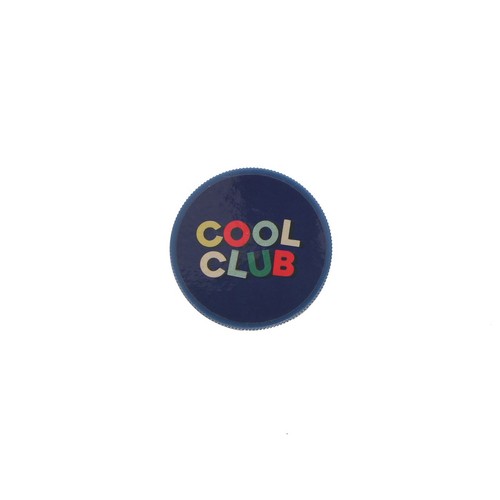 Okrągła naklejka lub wieczko z logo "COOL CLUB" na granatowym tle. Litery są różnokolorowe.