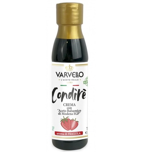 Butelka kremu balsamicznego Varvello Condire Crema z Octu Balsamicznego z Modeny ChOG o aromacie truskawkowym. Na białej etykiecie widnieje nazwa produktu, logo Varvello oraz grafika dwóch truskawek. Produkt bezglutenowy.