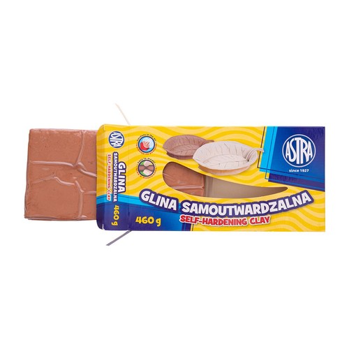 ASTRA glina samoutwardzalna, 460 g, w brązowym kolorze, częściowo wyjęta z żółto-niebieskiego opakowania.