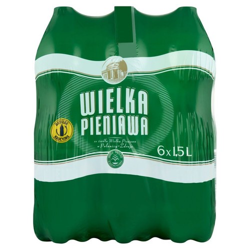 Zgrzewka 6 butelek wody mineralnej Wielka Pieniawa, każda o pojemności 1.5 litra. Opakowanie zbiorcze w zielonej folii z białymi pasami. Na etykiecie informacja o butelce zwrotnej i pochodzeniu z Polanicy-Zdroju.