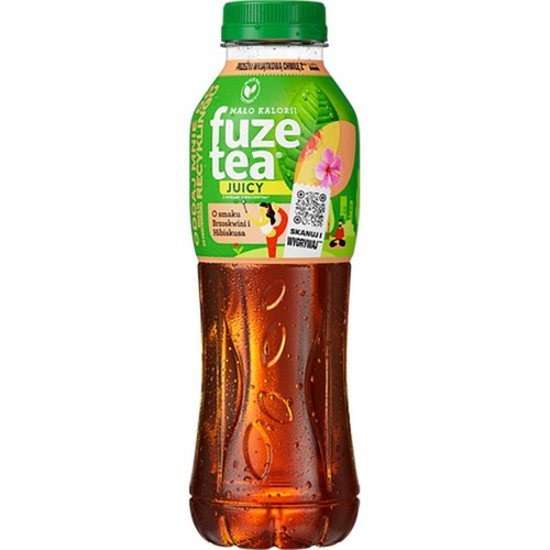 Butelka napoju Fuze Tea Juicy o smaku brzoskwini i hibiskusa. Ma zieloną nakrętkę i etykietę z grafiką brzoskwini, kwiatu hibiskusa oraz napisem "Mało kalorii". Na etykiecie widnieje też QR kod i hasło "Skanuj i wygrywaj".