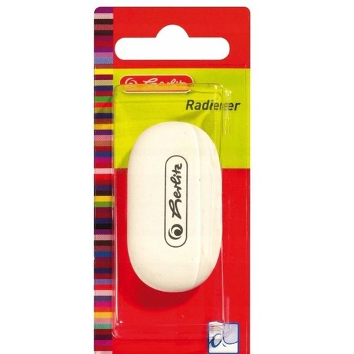 Biała, owalna gumka do mazania marki Herlitz, zapakowana w przezroczysty blister. Na gumce widoczne czarne logo "Herlitz". Opakowanie ma czerwone tło z napisem "Gumka do mazania" (Radierer) i pionowym, wielokolorowym paskiem po lewej stronie.