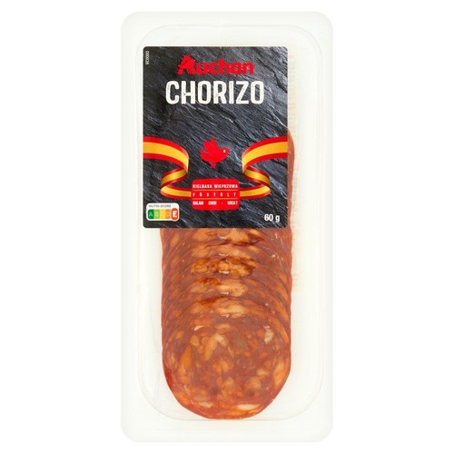 Opakowanie 60 g krojonej kiełbasy wieprzowej chorizo marki Auchan. Produkt w przezroczystej tacce z czarną etykietą.