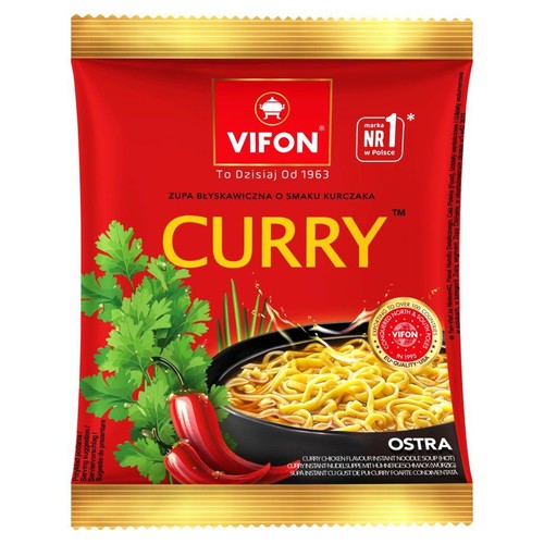 Czerwona paczka zupy błyskawicznej Vifon Curry o smaku kurczaka. Na opakowaniu miska z makaronem, papryczki chili i kolendra.