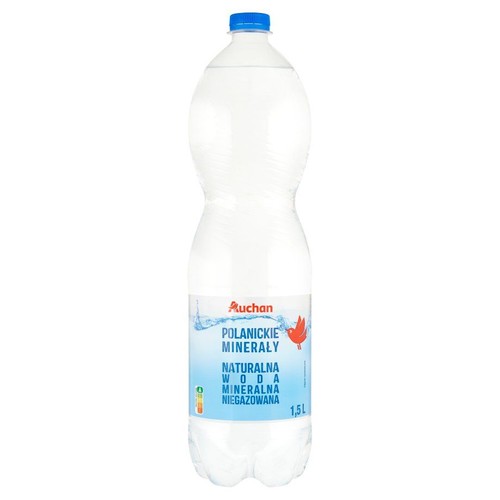 Przezroczysta, plastikowa butelka naturalnej wody mineralnej niegazowanej Polanickie Minerały marki Auchan, o pojemności 1,5 litra. Ma niebieską zakrętkę i etykietę z logo Auchan, nazwą produktu i grafiką czerwonego ptaka.