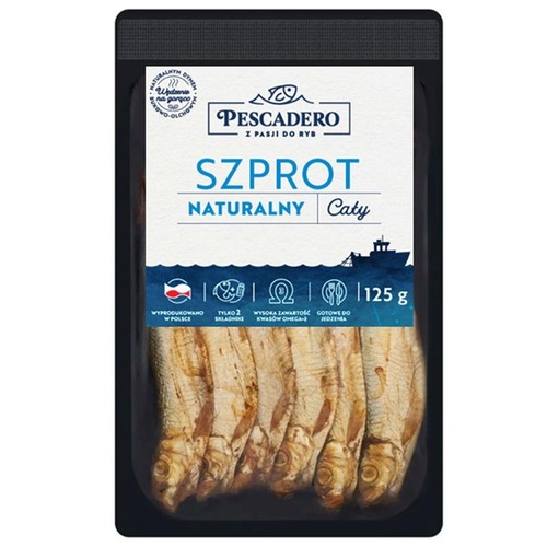 Opakowanie Pescadero Szprot Naturalny Cały, 125 g. Wędzone na gorąco szproty, gotowe do spożycia. Produkt polski, zawiera tylko 2 składniki i jest bogaty w kwasy Omega-3. Widoczne 6 ryb w przezroczystej tacce.