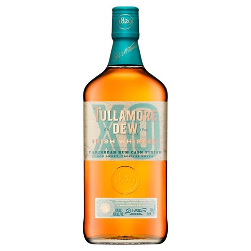 Butelka Tullamore D.E.W. XO Irish Whiskey o pojemności 700ml i zawartości alkoholu 43% obj. Na etykiecie widnieje informacja o wykończeniu w beczkach po karaibskim rumie, dla słodkich, tropikalnych nut. Marka założona w 1829 roku.