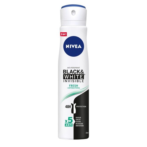 Opakowanie antyperspirantu Nivea 5w1, biało-czarna puszka sprayu z napisem "Invisible Fresh".