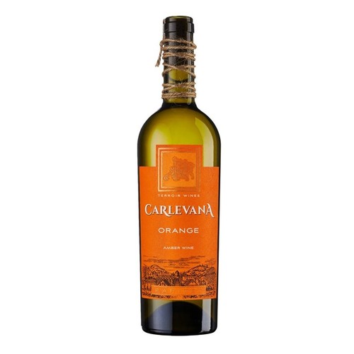 Wino Carlevana Orange Amber Wine w zielonej butelce. Etykieta jest pomarańczowa z napisem "Carlevana" i grafiką. Szyjka butelki ma ozdobny sznurek.