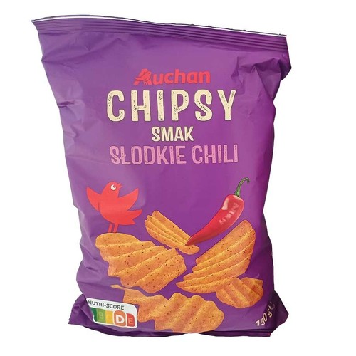 Fioletowa paczka chipsów Auchan o smaku słodkiego chili, 130 g. Na opakowaniu grafika chipsów, ptaka i papryczki chili.