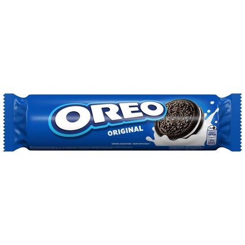 Niebieskie opakowanie ciastek Oreo Original. Na opakowaniu grafika ciemnego ciastka z białym kremem, zanurzonego w mleku.