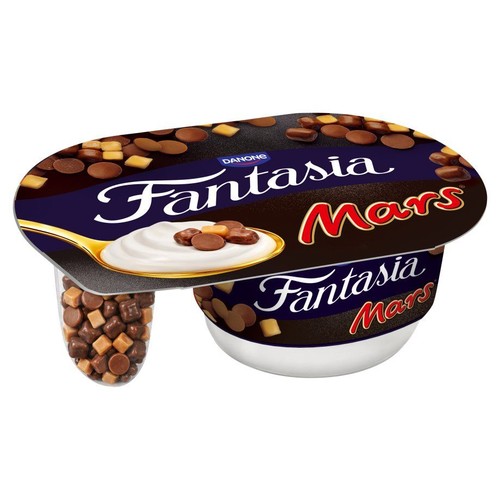 Jogurt Danone Fantasia Mars w dwukomorowym opakowaniu. Biały jogurt i osobna przegródka z kawałkami czekolady i karmelu.