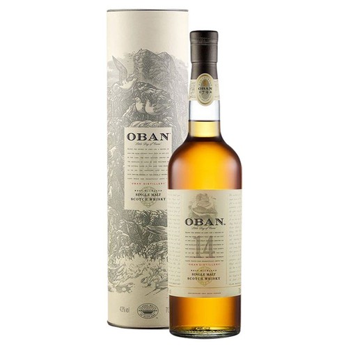 Butelka Oban 14-letniej Single Malt Scotch Whisky o pojemności 700 ml i zawartości alkoholu 43% objętości. Obok stoi cylindryczne opakowanie z grafiką górskiego krajobrazu i ptaków. Etykieta na butelce i opakowaniu zawiera nazwę "OBAN".