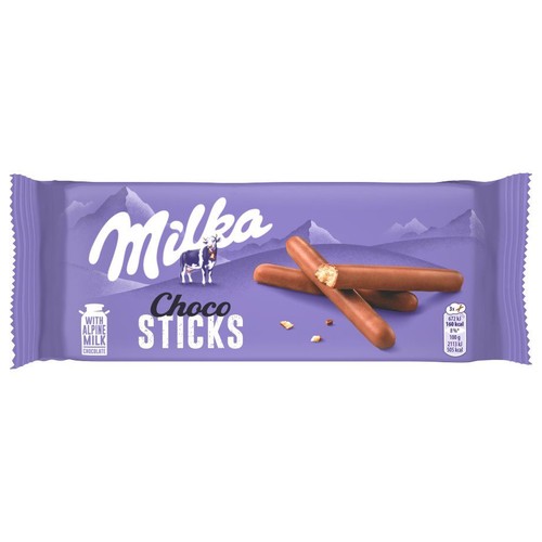 Fioletowe opakowanie Milka Choco Sticks z grafiką czekoladowych paluszków i krowy. Jeden paluszek jest przełamany.