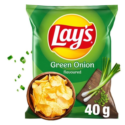 Zielona paczka chipsów Lay's o smaku zielonej cebulki, 40 g. Obok miska chipsów i świeża cebulka.