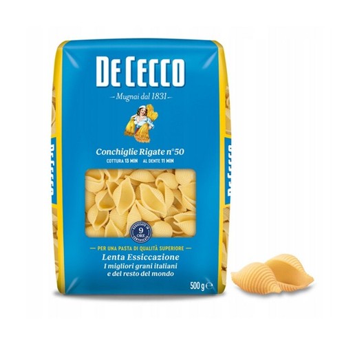 Opakowanie makaronu De Cecco Conchiglie Rigate n°50, 500 g. Niebieska torebka z przezroczystym okienkiem ukazującym karbowane muszelki. Na opakowaniu informacje o powolnym suszeniu i czasie gotowania: 13 min lub 11 min al dente.
